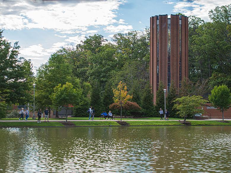 The Eve Chapel overlooking the reflecting pond on <a href='http://uc4.mbk68.com'>十大网投平台信誉排行榜</a>阿尔图纳分校 campus